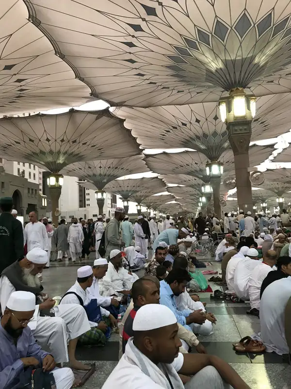 Jamaah beristirahat di bawah payung Masjid Nabawi