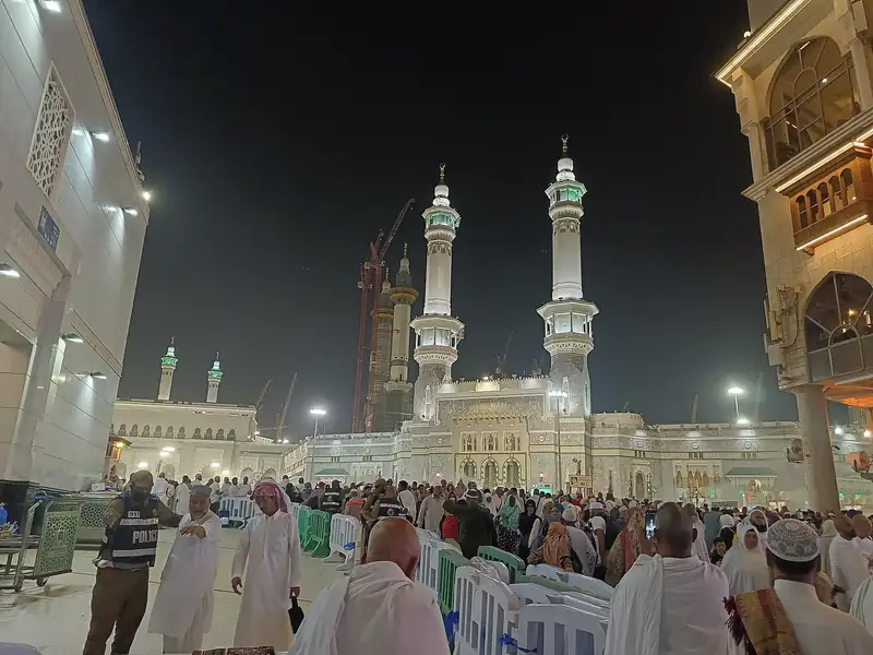 Suasana malam di pelataran Masjidil Haram