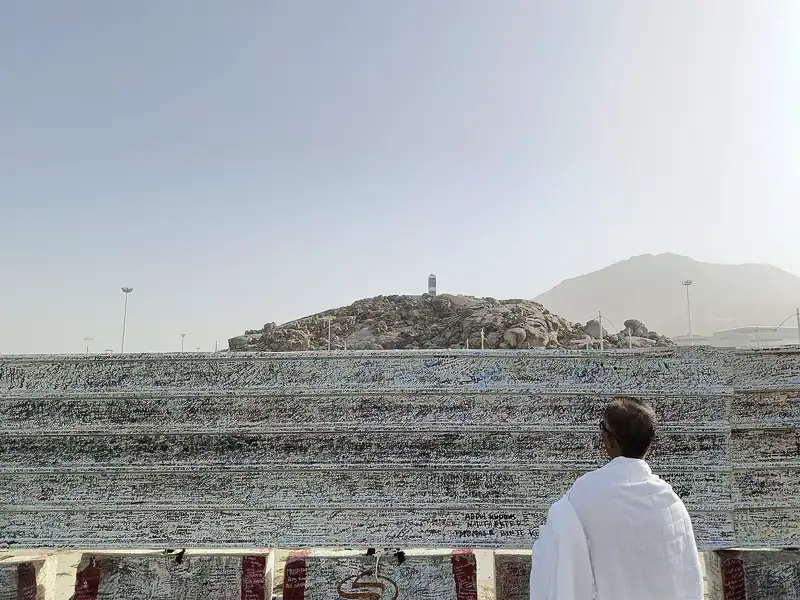 Jamaah berihram memandang Jabal Rahmah