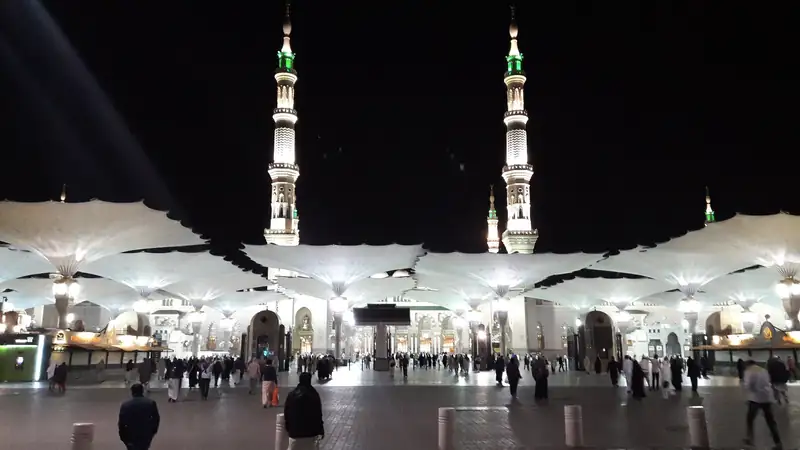 Masjid Nabawi di malam hari